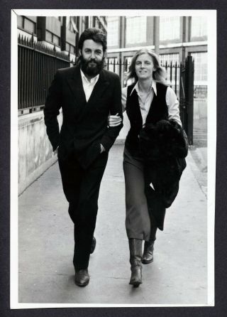 Beatles Press Photo 804 - Paul Mccartney & Linda Go To Court - End Beatles - 71 - Btxa
