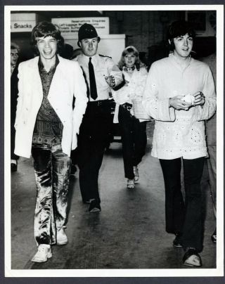 Beatles Press Photo 703 - Paul Mccartney/mick Jagger Going To Maharishi - 1967 - Btxa