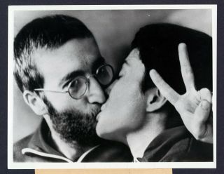Beatles Press Photo - 143 - John Lennon/yoko Ono Kiss - Denmark - 1970 - Bnza