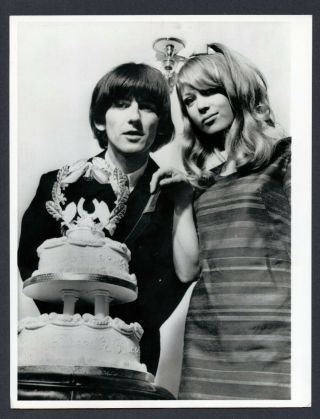 Beatles Press Photo 250 - George Harrison Pattie Boid Cut Wedding Cake - 1966 - Btxa