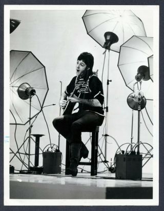 Beatles Press Photo 159 - Paul Mccartney In Studio With Umbrella Lights - Jpgr