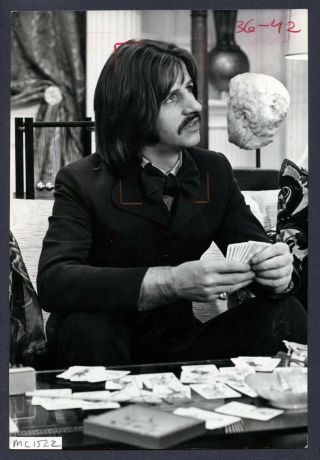 Beatles Press Photo 727 - Ringo Starr Plays Cards Magic Christian - 1969 - Btxa