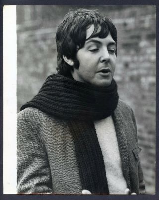 Beatles Press Photo 193 - Paul Mccartney Wearing Large Scarf - 1967 - Btxa