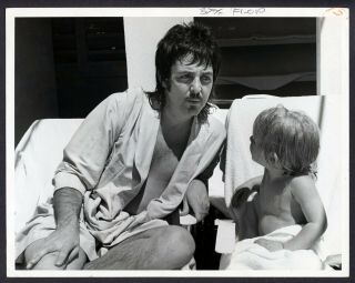 Beatles Press Photo 139 - Paul Mccartney With Daughter Baby Stella - 1974 - Btxa