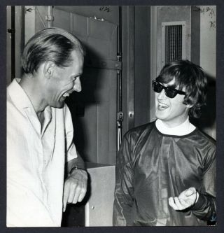 John Lennon Press Photo 406 - With George Martin Photo By - Leslie Bryce - 1965 - Jwob