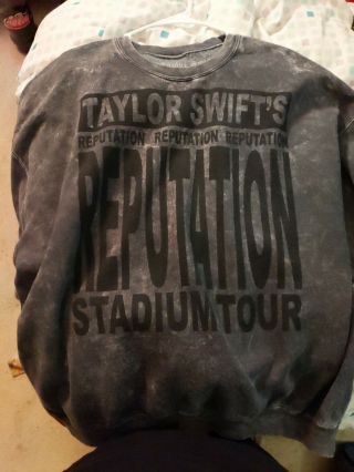 Taylor Swift’s Reputation Stadium Tour Sweatshirt Xxl