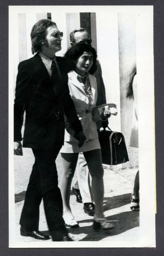 Last 50 Photos - Beatles Press 427 - John/yoko Court Custody - Kyoko - 1971 - Jpgr