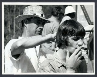 Beatles Press Photo 253 - Ringo Gets Haircut On Set Of Help - 1965 - Btxa