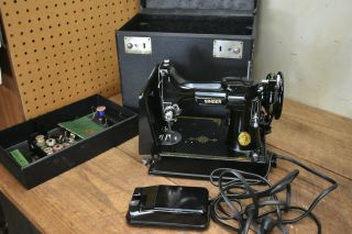 L445 - Vintage Singer 221 - 1 Featherweight Sewing Machine 1949