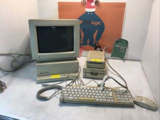 Vintage Apple Iigs Computer With Kb/monitor/floppy Drives J2628