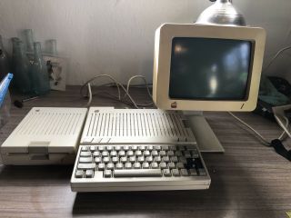 Vintage Apple Iic Computer With Monitor & Stand Floppy