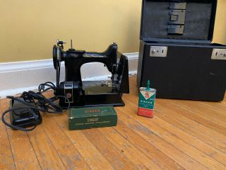 Vintage Singer 221 Featherweight Sewing Machine 1951 - Black With Case
