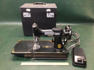 Vtg Singer Model 221 Featherweight Portable Sewing Machine W/ Case