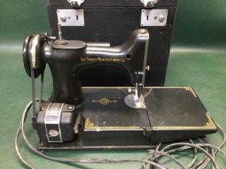 Vtg Singer Model 221 Featherweight Portable Sewing Machine w/ Case 5