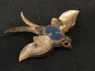 Vintage Crown Trifari Alfred Philippe Jelly Belly Cabochon Fantasie Bird Brooch