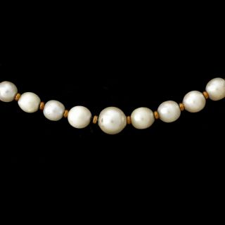 Vintage Graduated Pearl and 14 Karat Yellow Gold Necklace. 3