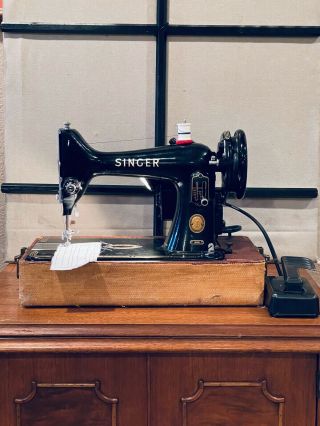 Vintage Singer Sewing Machine Model 99k With Case And Reverse