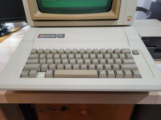 Vintage Apple IIe 2e II Desktop Computer System 5 - 1/4 Floppy Drive 4