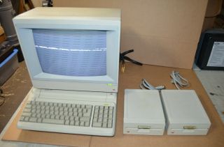 Vintage Apple Iie Computer With Monitor & 2 Disc Drives Read