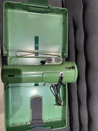 Vintage ELNA Supermatic Portable Sewing Machine Type 722010 4