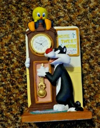 Warner Bro.  Looney Tunes Sylvester And Tweety Ceramic Figures With Clock