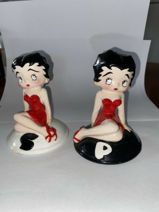 BETTY BOOP CERAMIC SALT AND PEPPER SHAKER SET 2003 KING FEATURES SYNDICATE 2