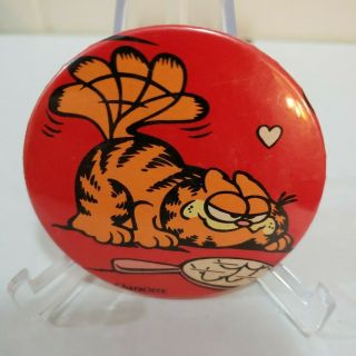GARFIELD THE CAT VINTAGE 1980 ' s COMIC 2 1/4 INCH BUTTON/ PIN PLAYFUL 2