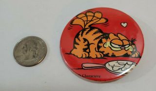 GARFIELD THE CAT VINTAGE 1980 ' s COMIC 2 1/4 INCH BUTTON/ PIN PLAYFUL 3