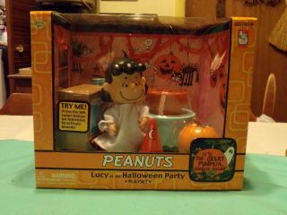 Peanuts Lucy At The Halloween Party Playset