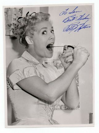 Betty Hutton 1921 - 2007 American Stage,  Film & Tv Actress.  8x6 Signed Photo