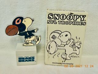 - - Rare Vintage Snoopy Chicago Bears Nfl Trophy/ Trinket Box - - Plastic
