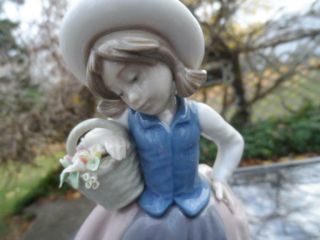 Lladro “sweet Scent” Girl With Flowers 5221
