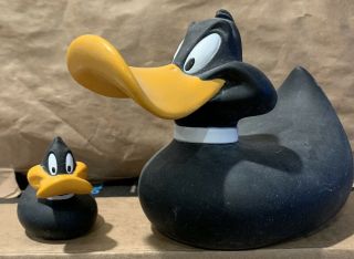 Vintage 1997 Warner Bros.  Looney Tunes Daffy Duck 6.  5” Rubber Squeak Toy Bathtub