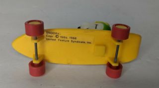 VINTAGE PEANUTS - SPORTS - SNOOPY THE FLYING ACE ON SKATEBOARD FIGURE 1966 3