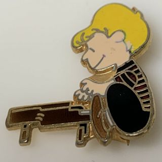 1 " - - Vintage Schroeder Playing Piano Peanuts Charlie Brown Pin - - United Features