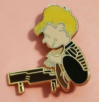 1 " - - Vintage Schroeder Playing Piano Peanuts Charlie Brown Pin - - United Features