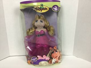 The Muppets Miss Piggy Porcelain Doll 2834 Brass Key 2006 Package