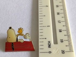 Vtg Peanuts Snoopy Dog House Pin Woodstock Lapel Pin Carded Collector 3