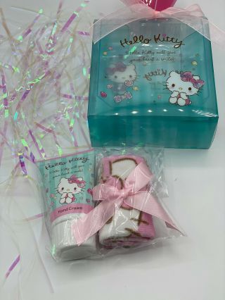Japanese Sanrio Hello Kitty Cosmetic Gift Set Hand Cream And Towel