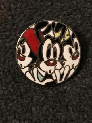 1994 Warner Brothers Animaniacs 1.  2 " Round Enamel Lapel Pin,  - Vg