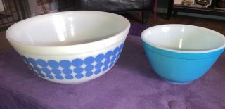 Vintage 2.  5qt White Pyrex Bowl W/blue Dots & Bonus 1.  5pt Aquablue Bowl Set Rare