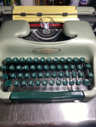 Rare Vintage 1955 Voss St - 32 Typewriter All Rubber