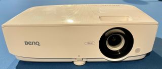 Dlp Projector Benq Mh530fhd 1080p 3300 Lumens With Ceiling Mount.  Rarely