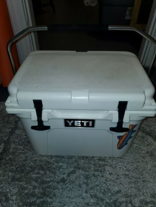 Awesome Yeti Cooler Roadie 20 White Discontinued Rare Collector 