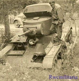 Rare German Elite Waffen Officer In Camo Parka On Russian T - 26 Panzer Tank