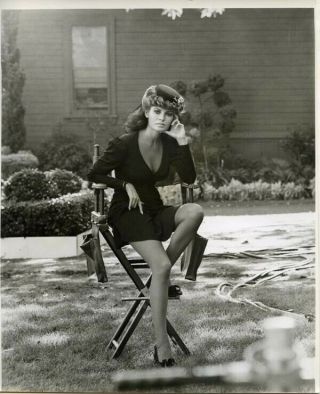 Raquel Welch Breathtaking Leggy Vintage Glamour Pin Up Rare 8x10 Photo